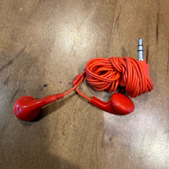 Rogers Earphones good for airplane users. - Picture 4 of 4